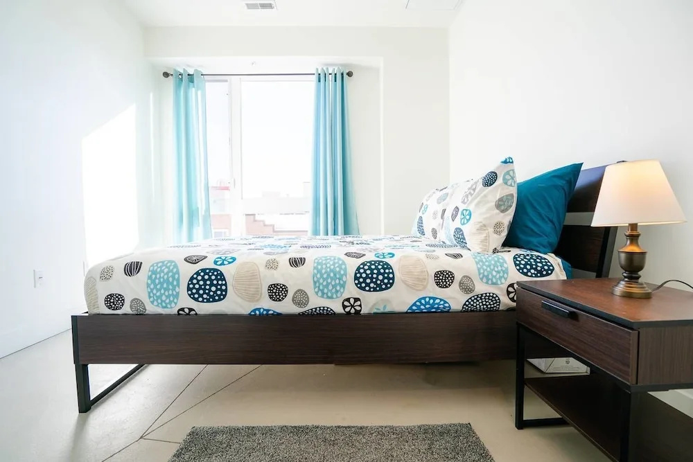 Minimalist & Alluring Condo, Walk to Mile High