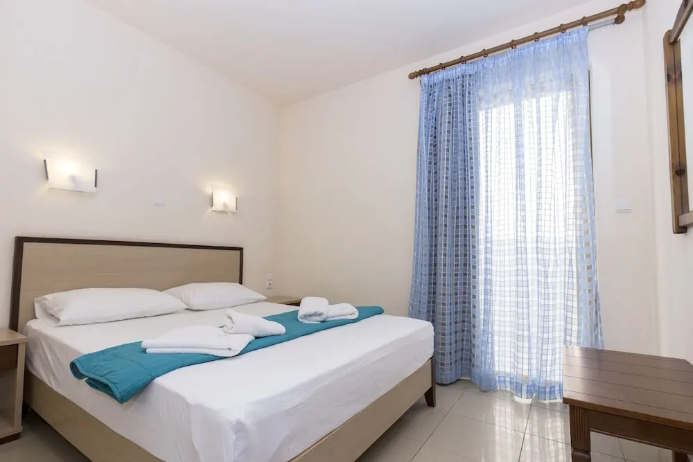 2 Bedrooms Basement Apartment with garden view