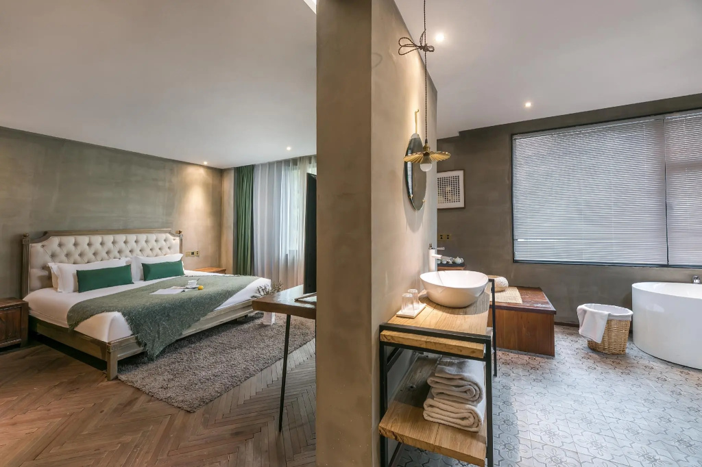 Executive Double Suite with city view (full double bed)