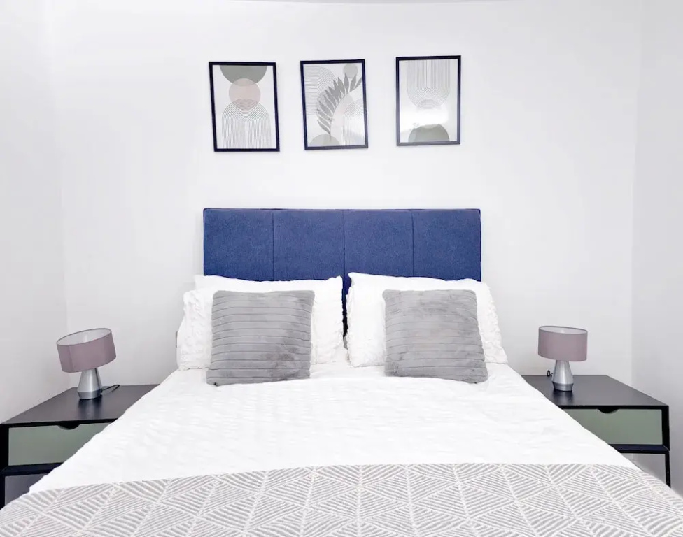 Salford - 2 Bed Apartment - Sleeps 4 - Wifi