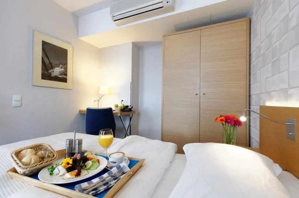 Marina Club Hotel — 1