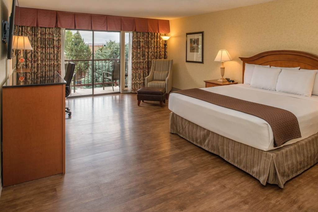 Premium Quadruple room with pool view