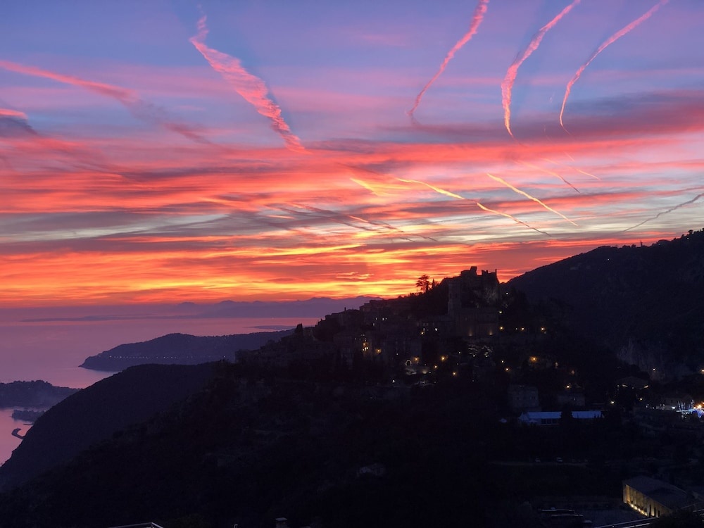 Stunning Penthouse with Panoramic Views of EZE Village and the French Riviera