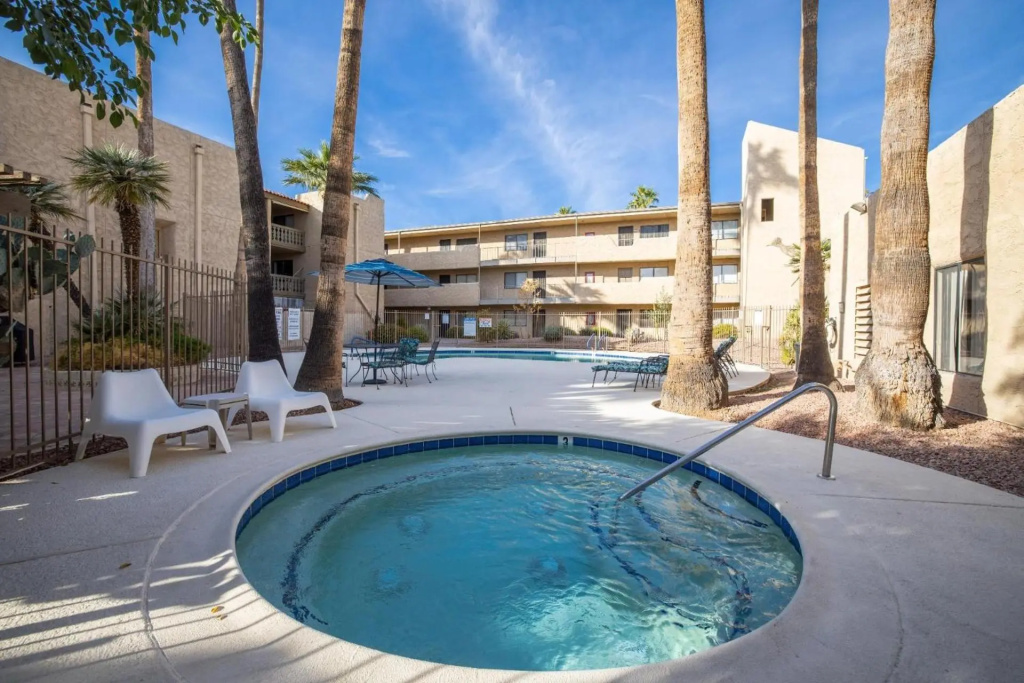 Scottsdale Camelback Rd 1 Bedroom Condo by RedAwning