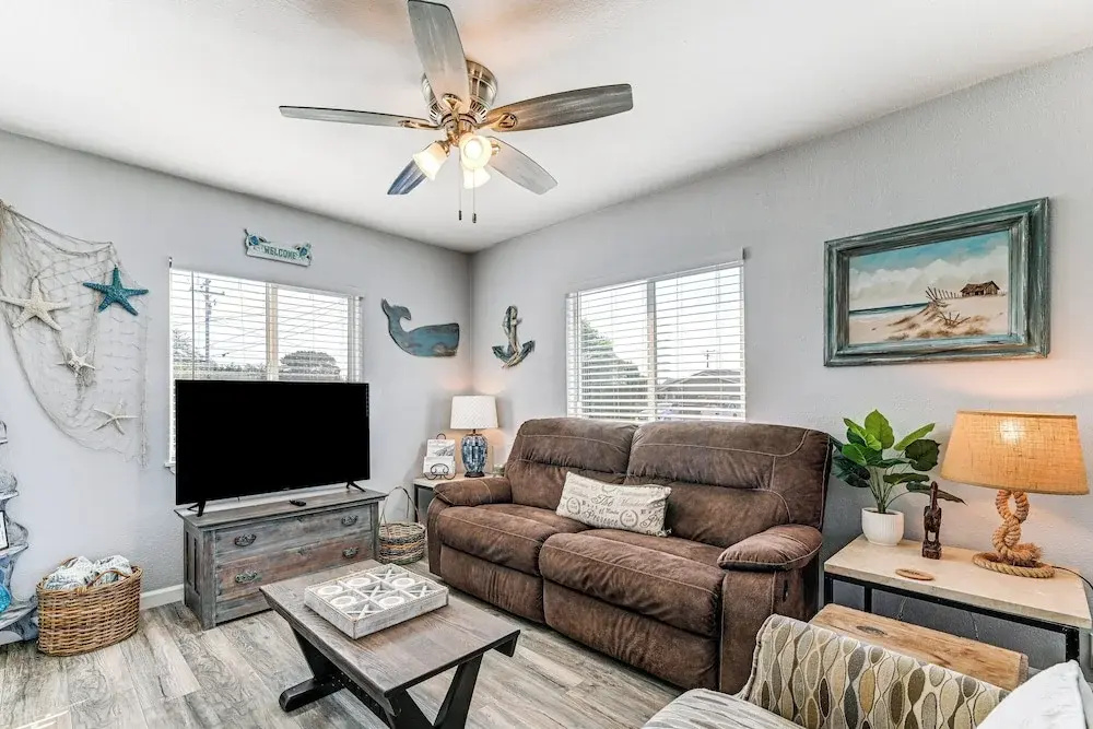 Updated Home 2 Mi to Beach in Crescent City! — фото