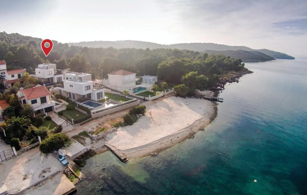 Luxury Beachfront Villa Trogir 2 with private pool, jacuzzi and gym at the beach on Ciovo - Okrug Gornji