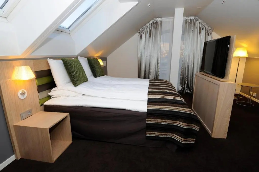 Business Double room (full double bed)