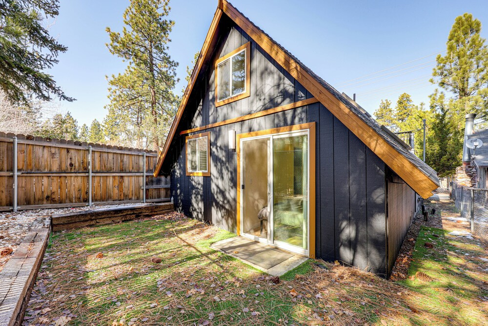 2 Mi to Big Bear Lake: Wooded Cabin w/ Deck!