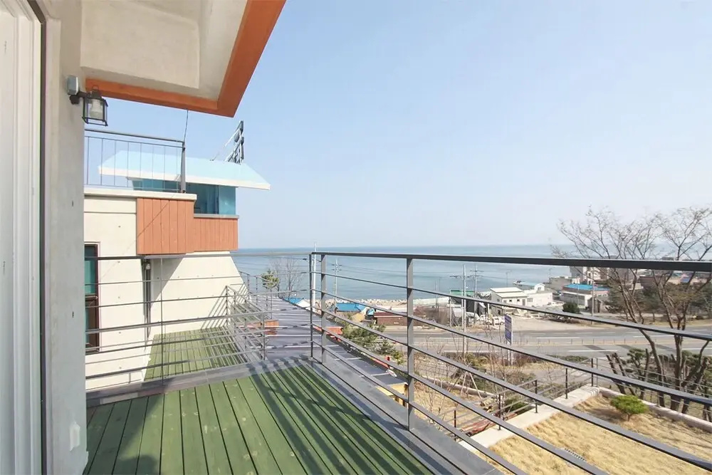 Blue Road Town Pension-Crystal
