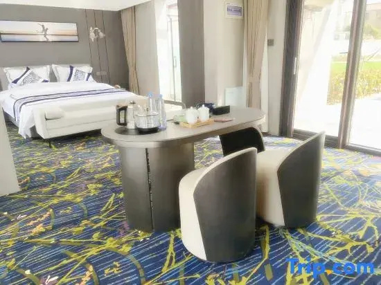 Standard Double room with lake view (full double bed)