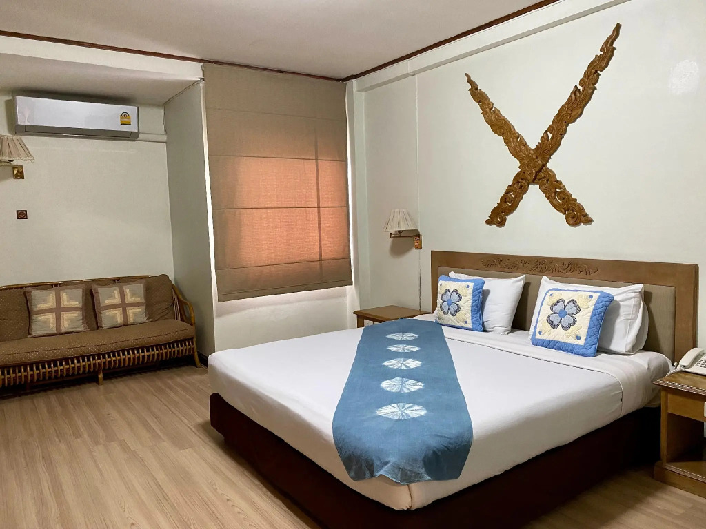 Deluxe Double room with city view full double bed