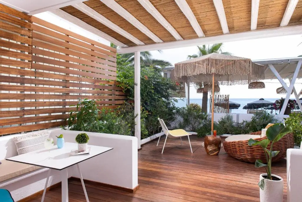 Deluxe Basement Suite with sea view
