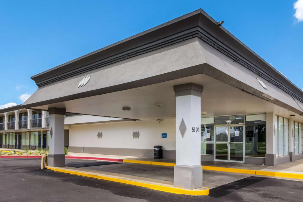 Motel 6 Groves, TX