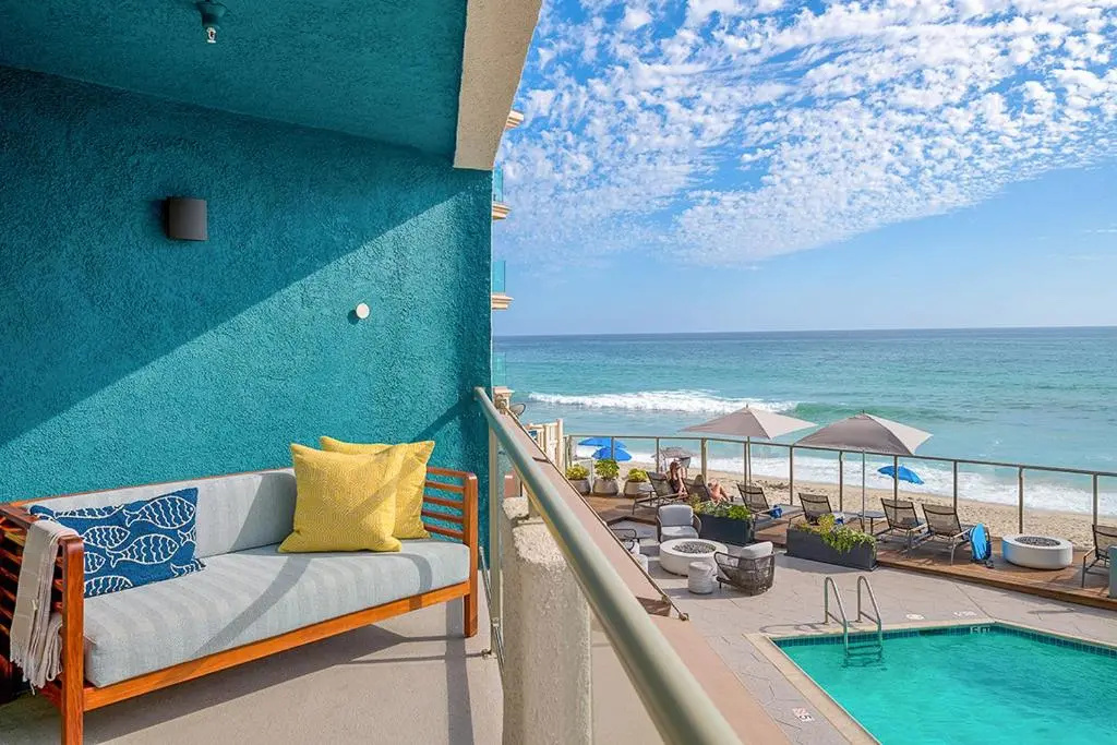 Standard Quadruple room with pool view