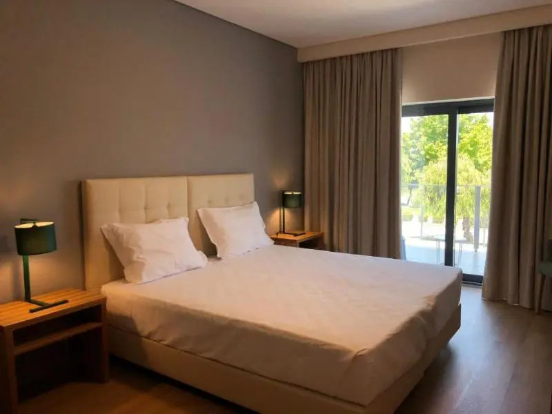 尊貴雙人房，設有露台及大床