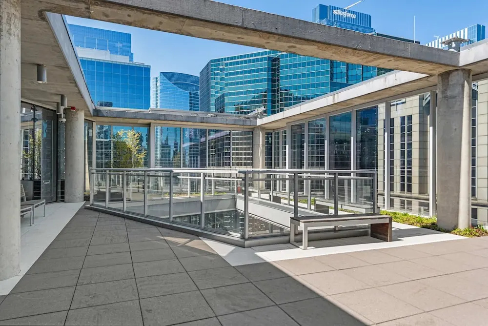 2BR Apt Stunning Views Steps to Michigan Avenue