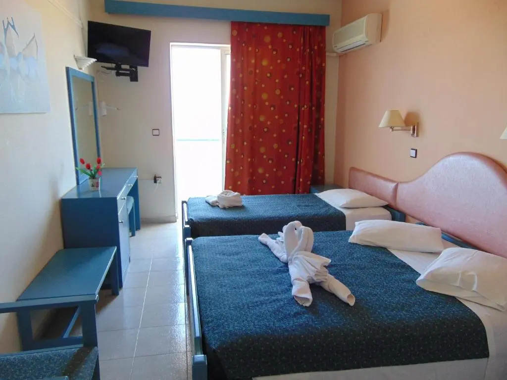 Standard Triple room with sea view