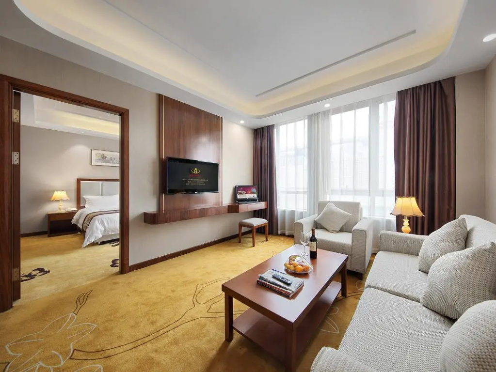 Deluxe Double Suite with city view (full double bed)