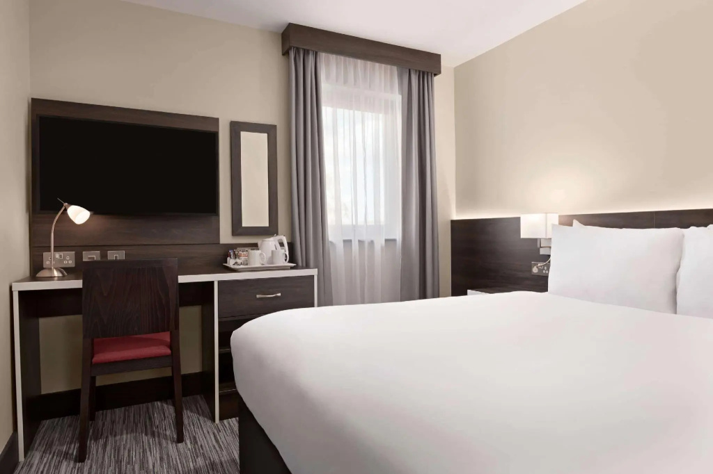 Ramada by Wyndham Cobham - Tap to explore photos