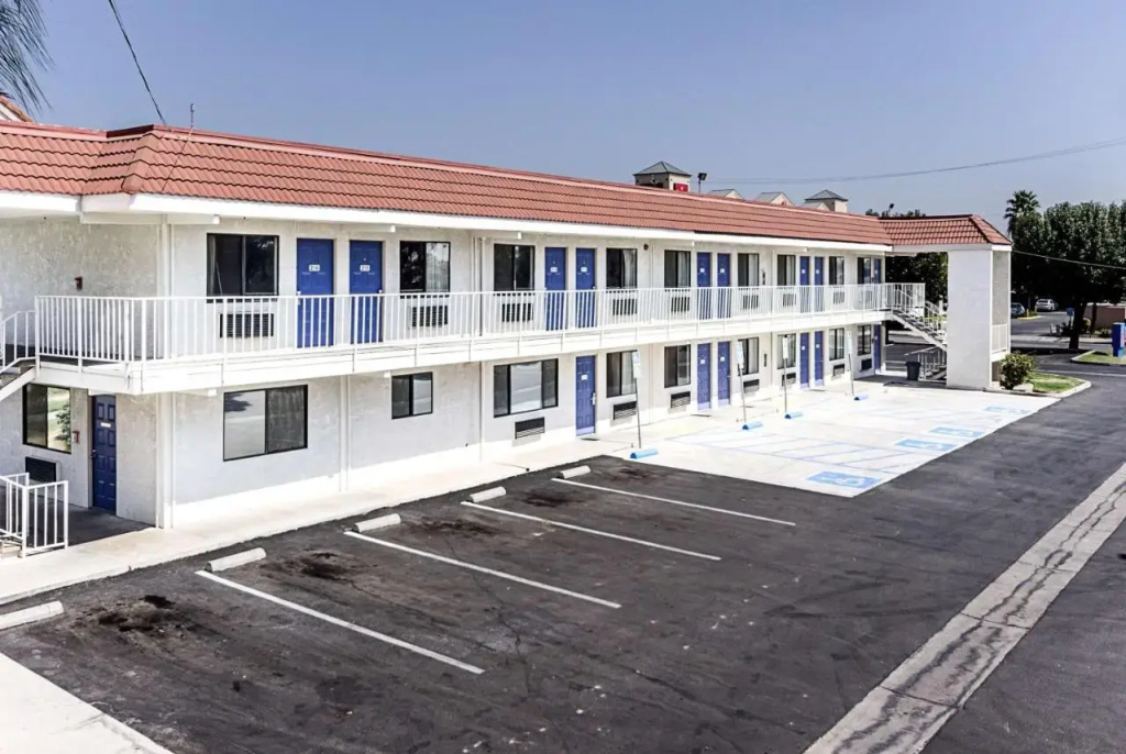 Motel 6 Shaw Ave & Hwy 99