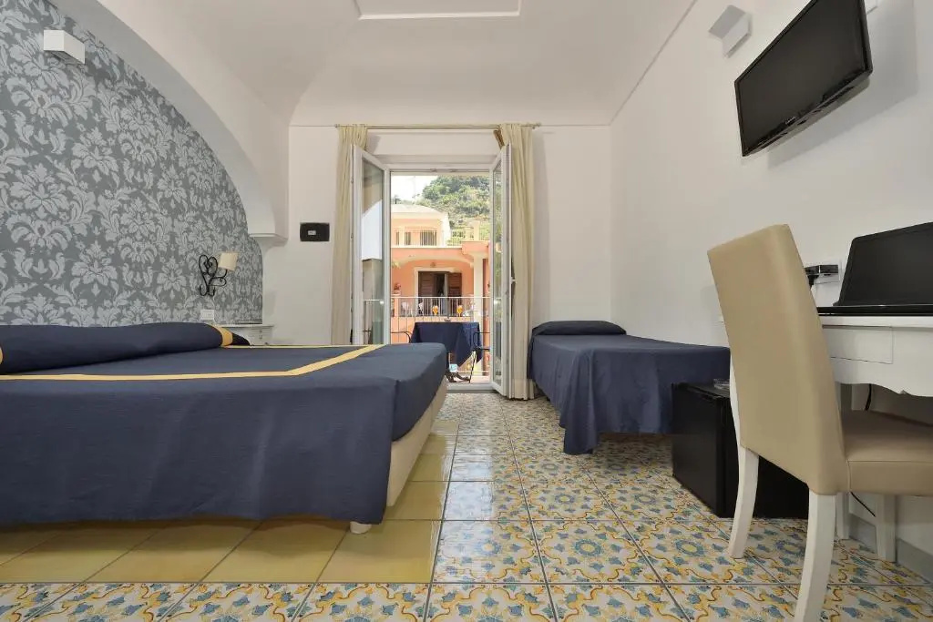 Standard Triple room with balcony