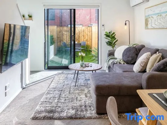 CBD 2BR with Backyard - Walk Everywhere