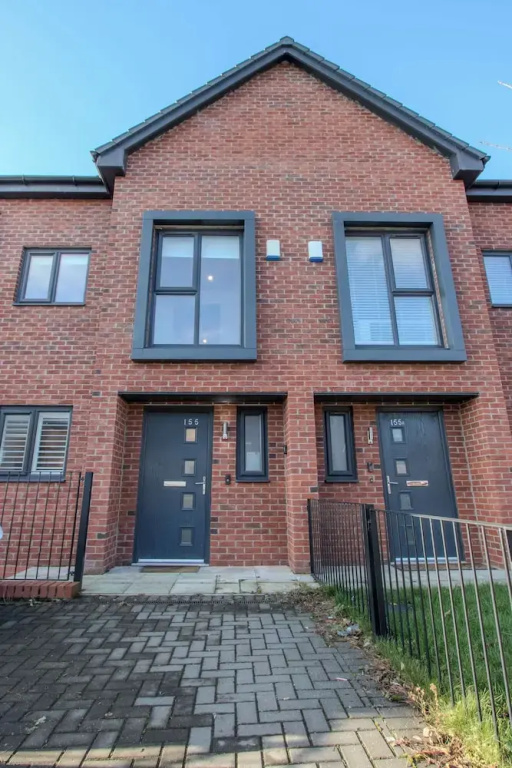 Modern 2-bed House In Swinton - Private Parking