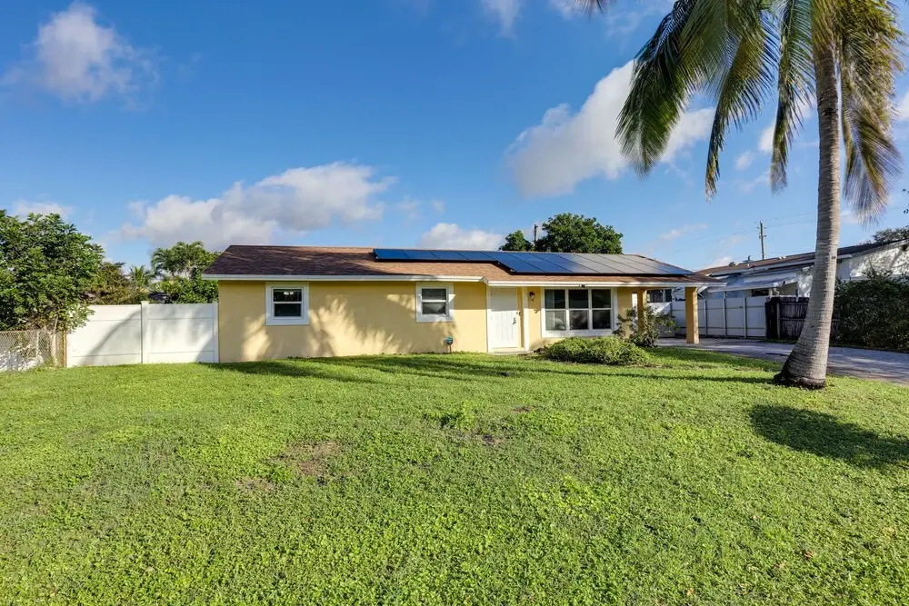 5 Mi to Beaches: Hot Tub Haven in Lake Worth