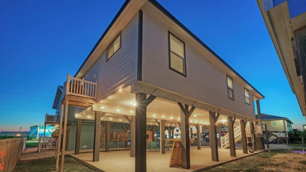 Bright Coastal Escape w/ Games, Swing Chairs & Minutes to Port A Beach Captain Kirk by Avantstay