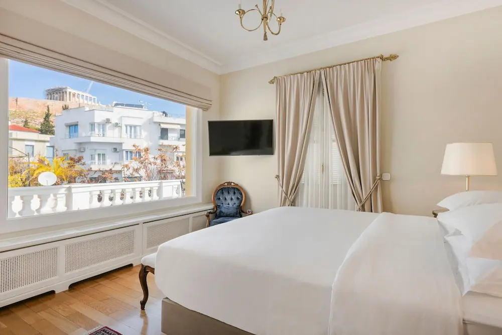 Suite with balcony and with city view