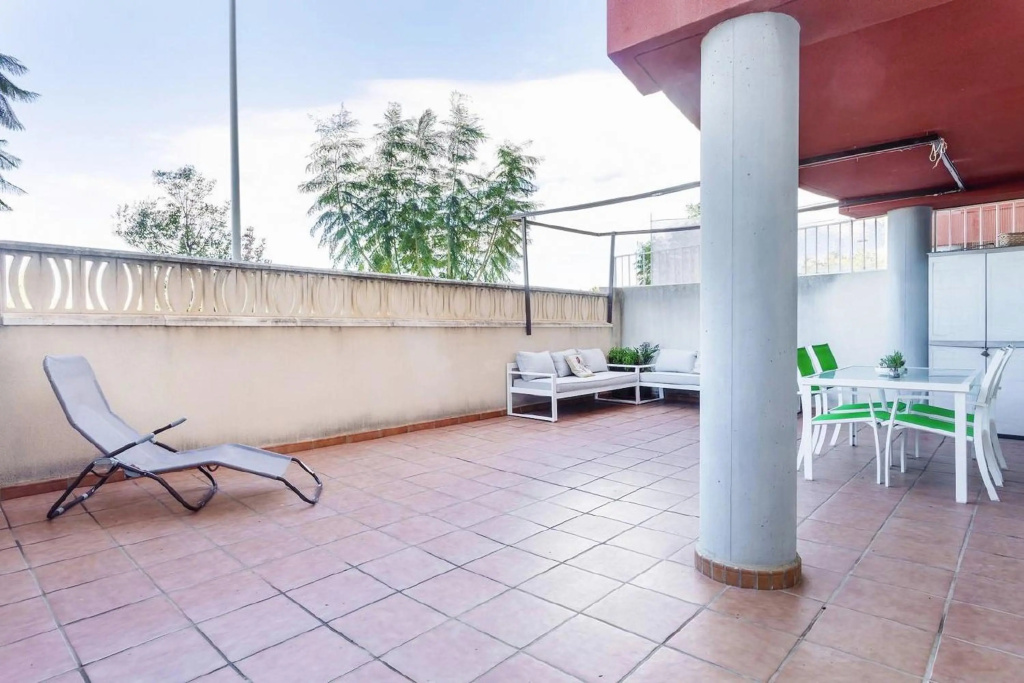 Apartamento con terraza y piscina