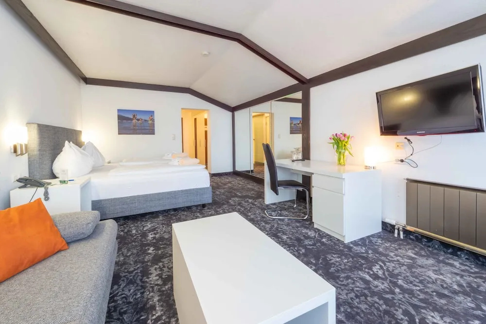 Deluxe Double room with balcony and with lake view (full double bed)