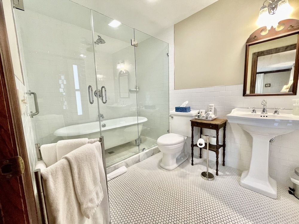 Dartmouth House Inn