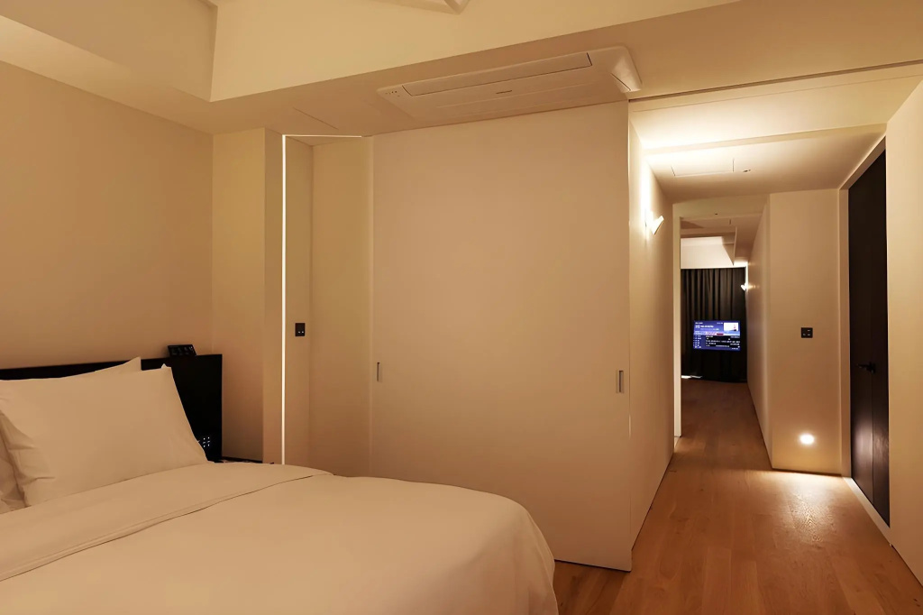 Hotel 498 — 5