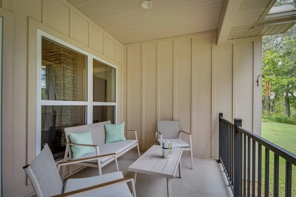 Flippin Home w/ Deck & Grill: Steps to White River