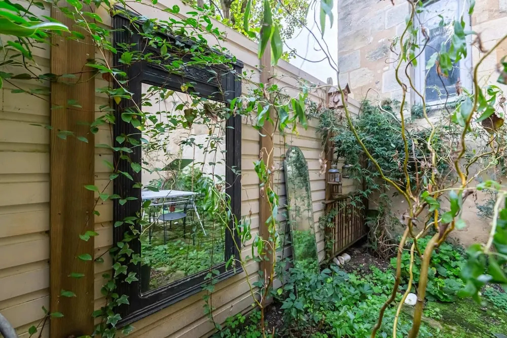Retro apartment with garden by GuestReady