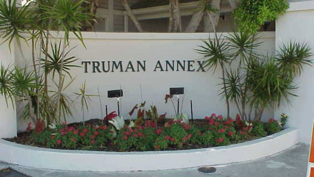 Bahamian Reed by Avantstay Walk to Everything! w/ Community Pool Month Long Stays Only