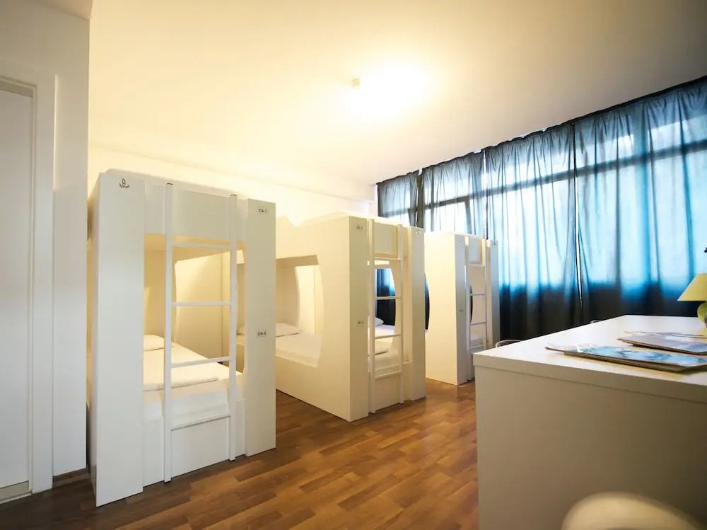 6 Bedrooms Bed in Dorm