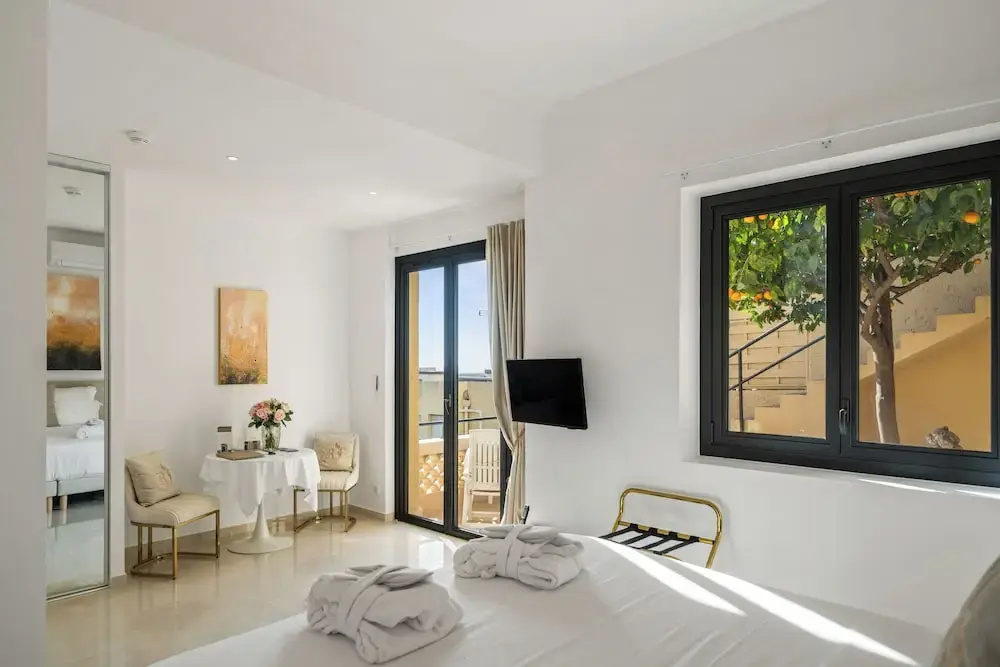 Deluxe Double room with balcony (full double bed)