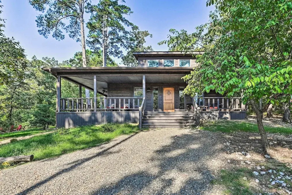 Luxe Broken Bow Cabin w/ Tesla Charging Station