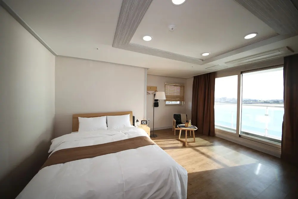Deluxe Double room with sea view (full double bed)
