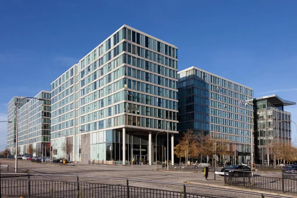 2 Bedroom 2 Bathroom Apartment in Central Milton Keynes with Free Parking and Smart TV - Contractors, Relocation, Business Travellers