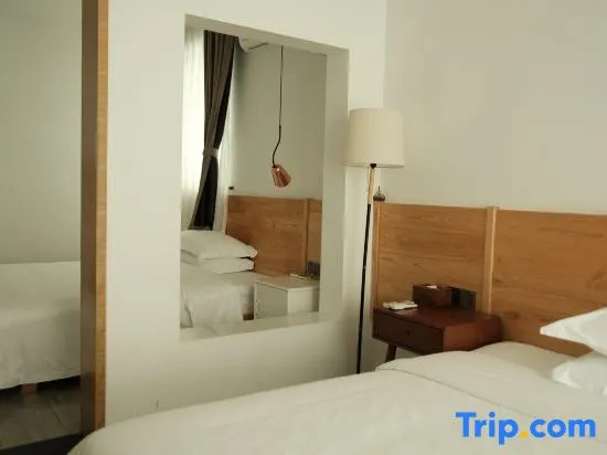 Standard Family room with street view