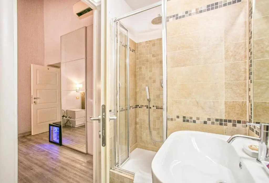 Double Suite (full double bed)