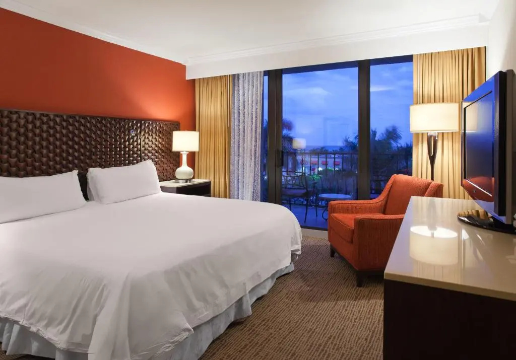 Double Suite with partial ocean view (full double bed)