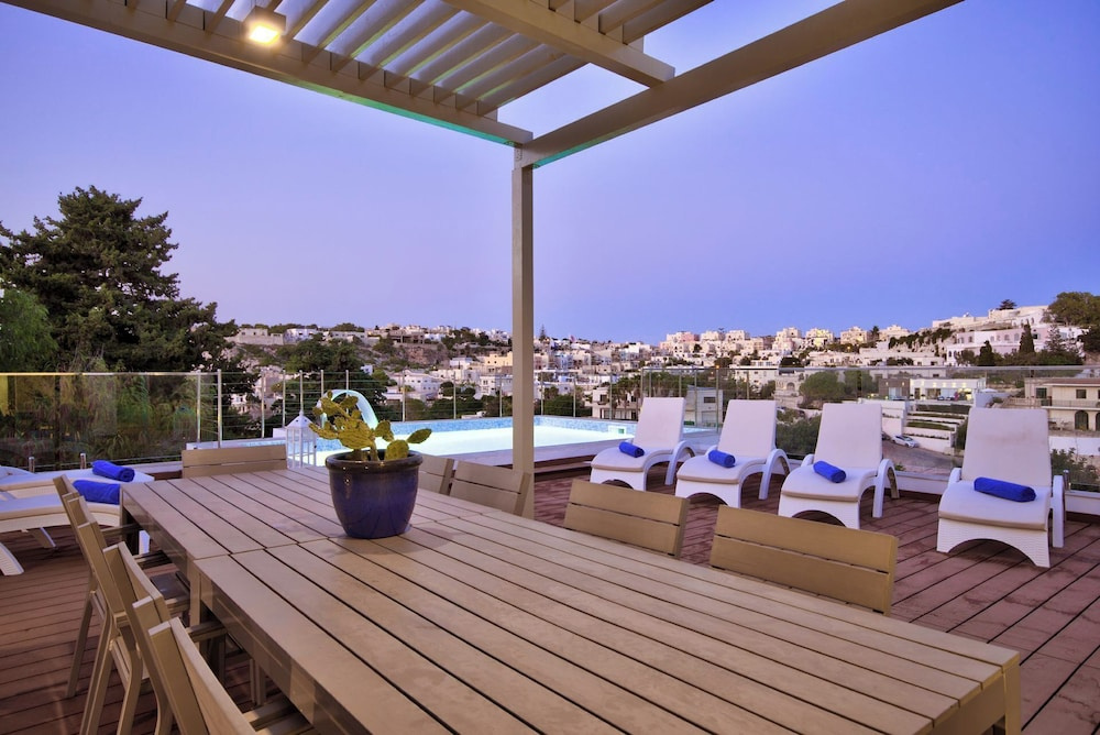 Sophisticated Grand Villa With Gym and Games Room