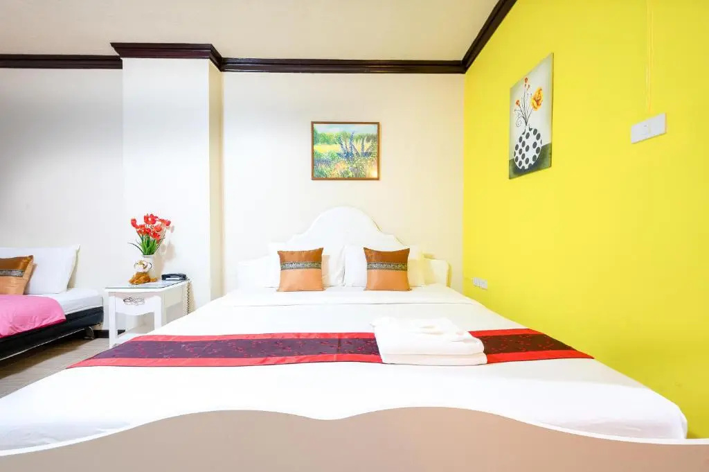 Deluxe Double room (full double bed)