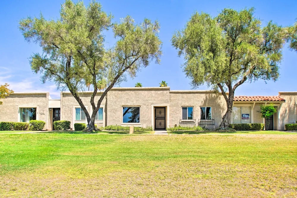 Walk to Trolley & Lake: Sunny Scottsdale Townhome
