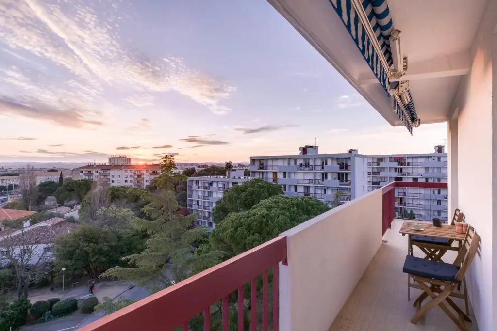 Apartment in residence free parking balcony sunset