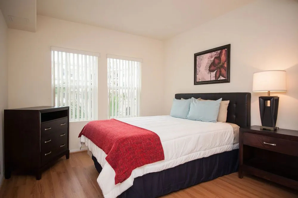 Sunshine Suites at 909 West Temple Street - Général